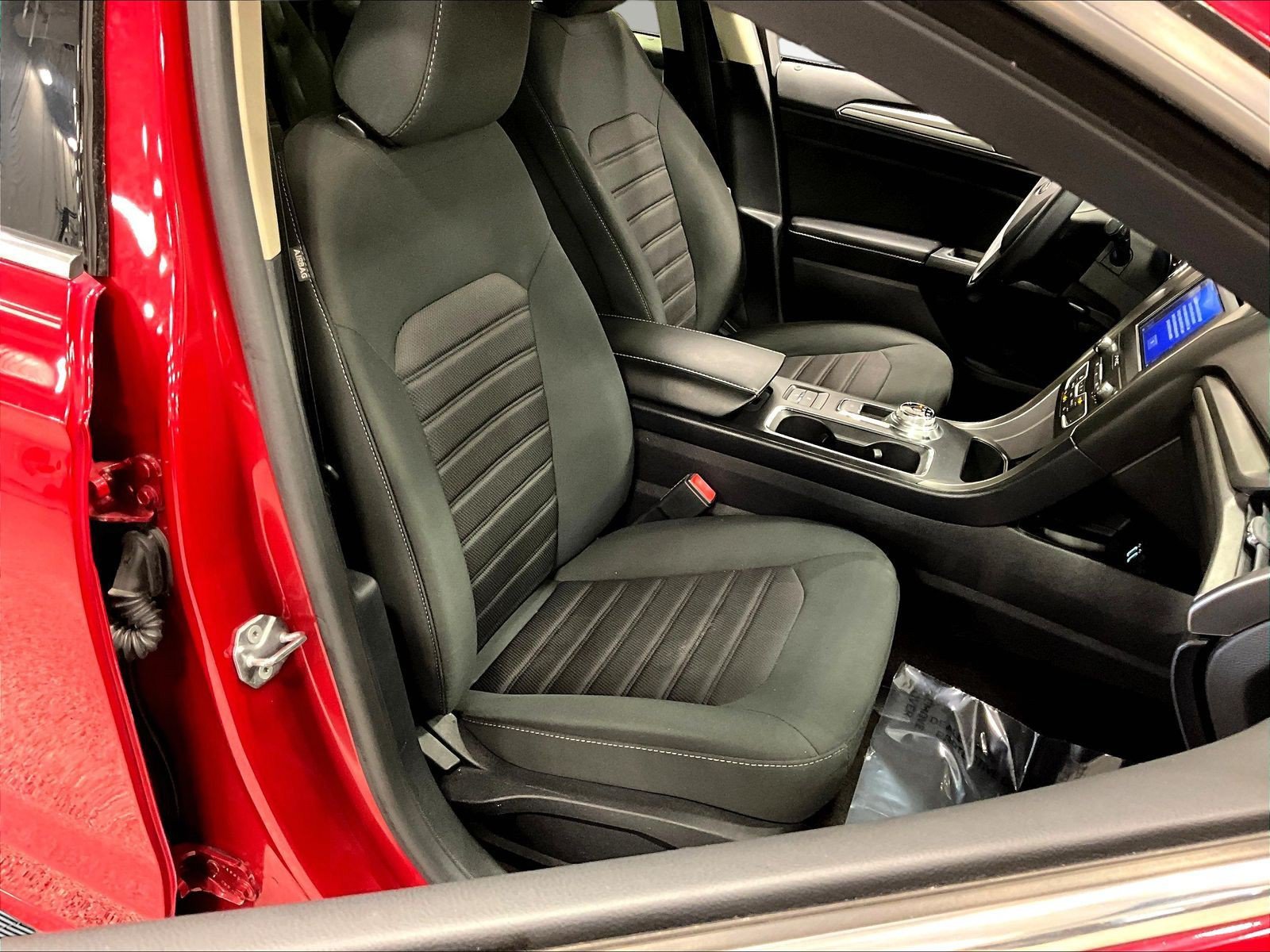 Used 2020 Ford Fusion SE FWD image 26