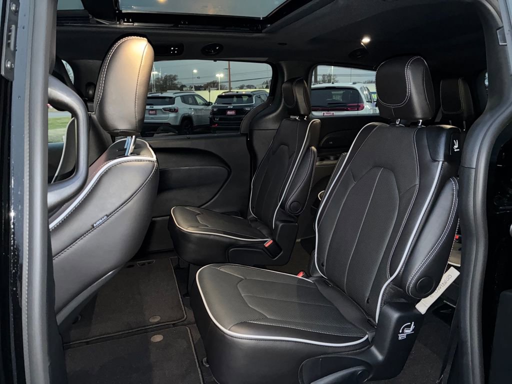 New 2026 Chrysler Pacifica Limited w/ Trailer Tow Group image 26