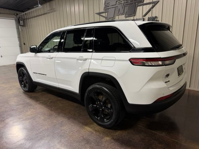 Used 2023 Jeep Grand Cherokee Limited w/ Black Appearance Package AWD/4WD image 5