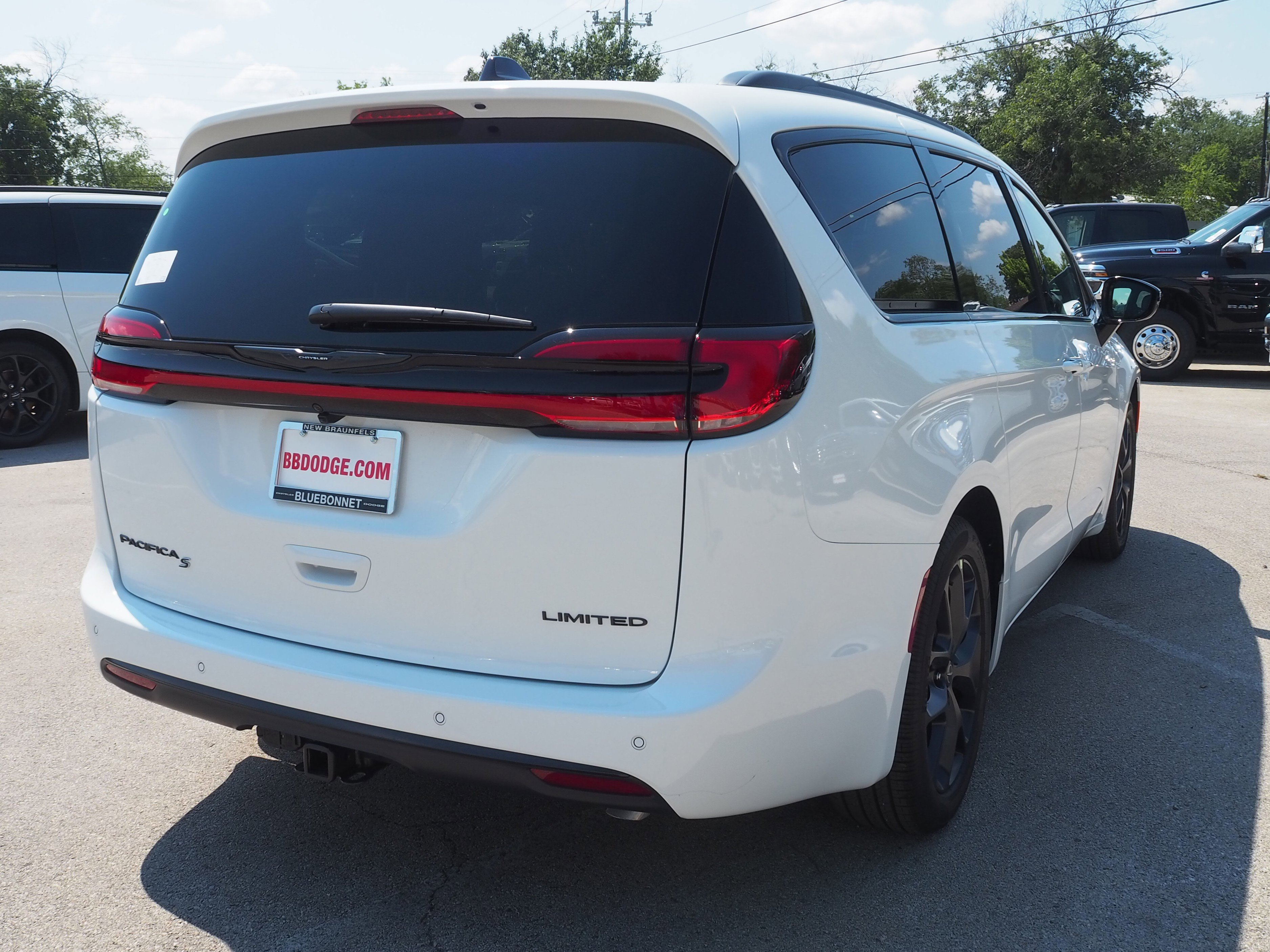New 2026 Chrysler Pacifica Limited w/ Uconnect Theater Family Group FWD image 6