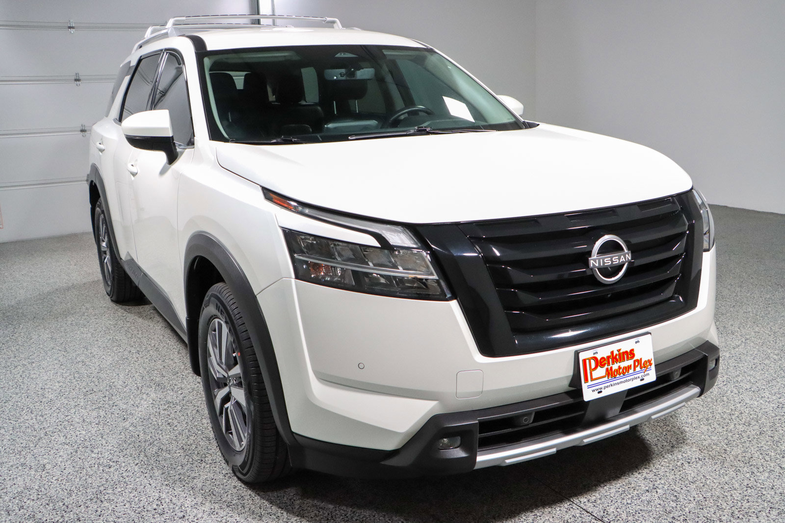 Used 2023 Nissan Pathfinder SL w/ Lighting Package (N92) image 5