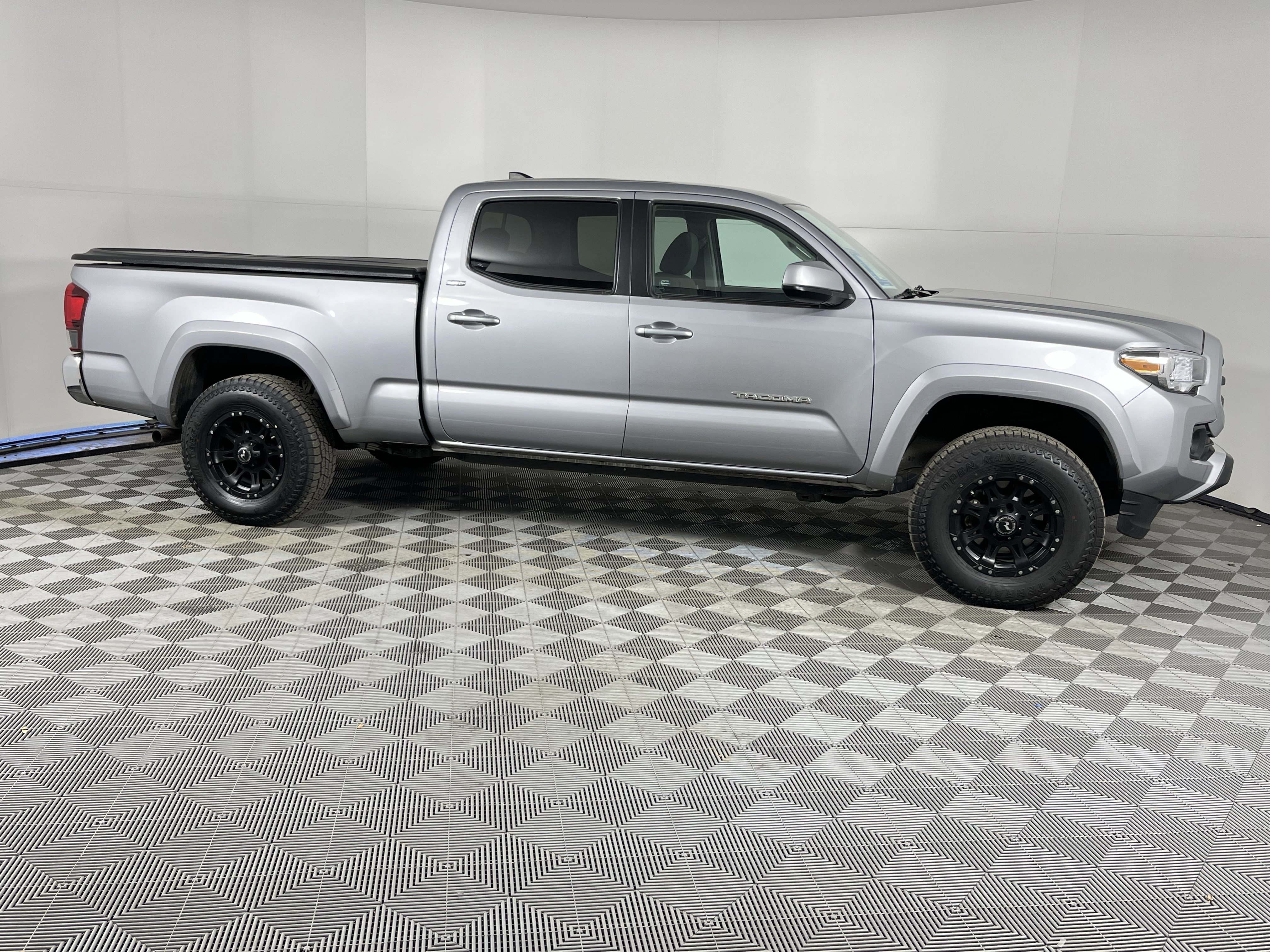 Used 2018 Toyota Tacoma SR5 image 6