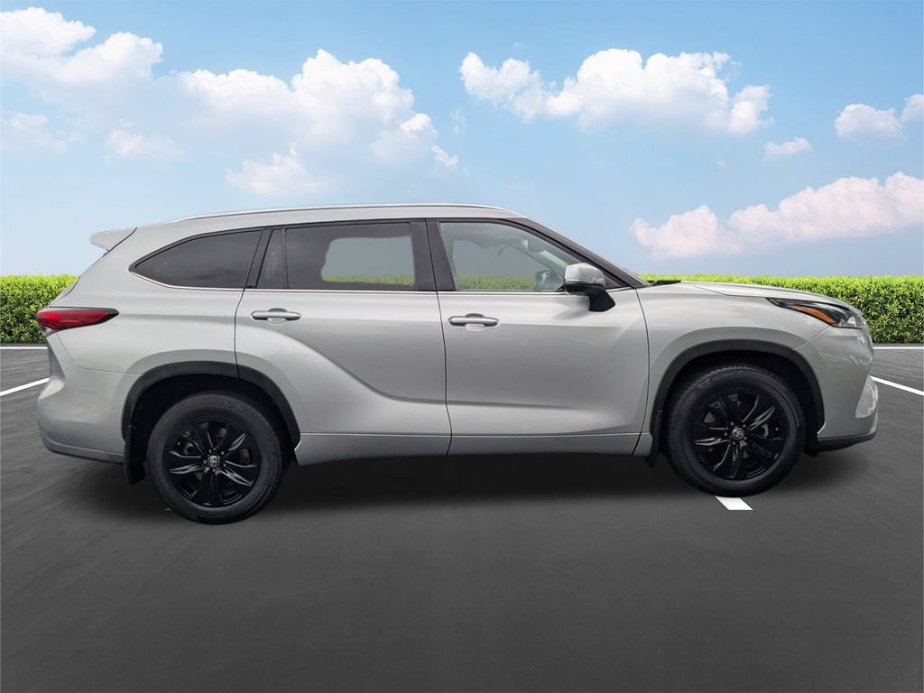 Used 2021 Toyota Highlander XLE AWD/4WD image 3