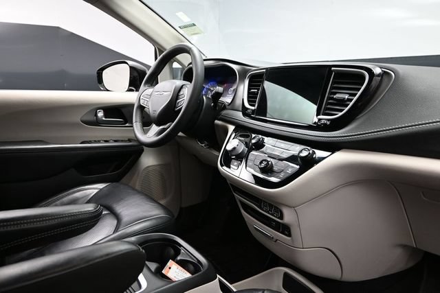 Certified 2022 Chrysler Pacifica Touring-L AWD/4WD image 14
