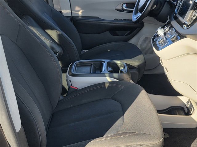 Used 2020 Chrysler Pacifica Touring image 16