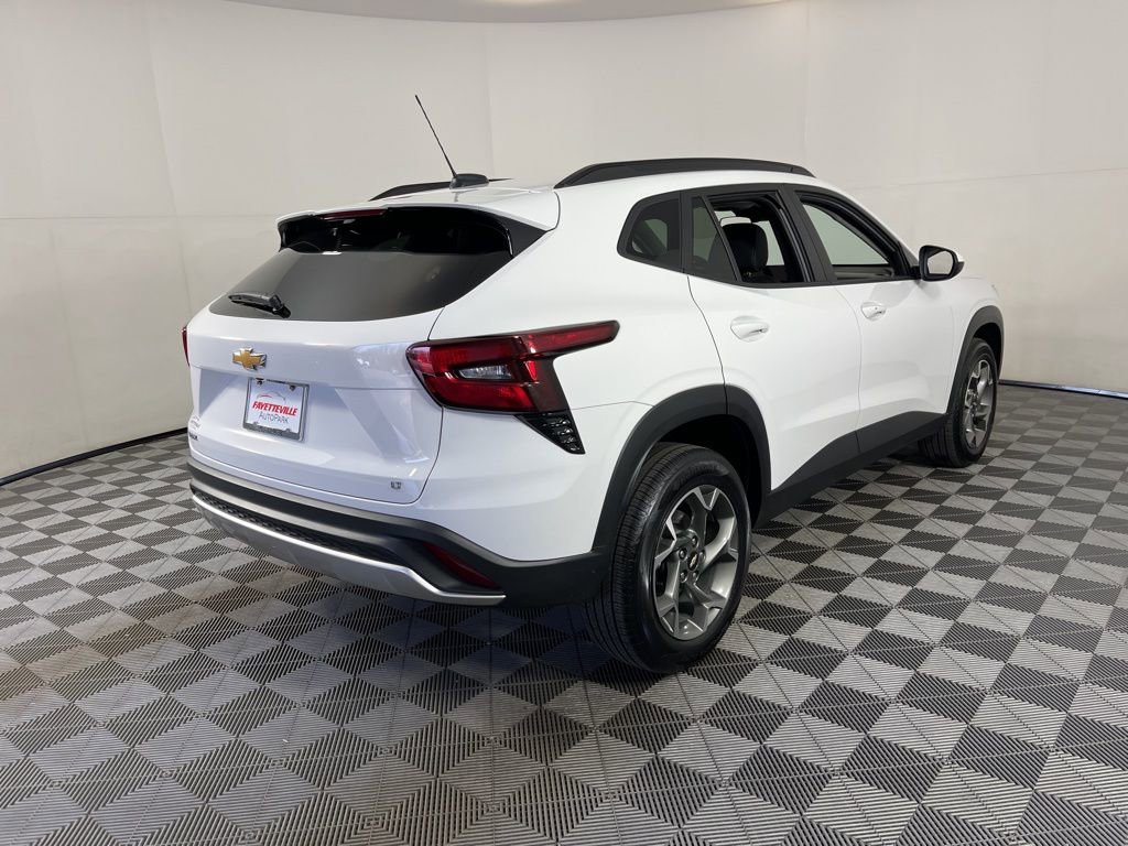 Used 2025 Chevrolet Trax LT w/ LT Convenience Package image 14