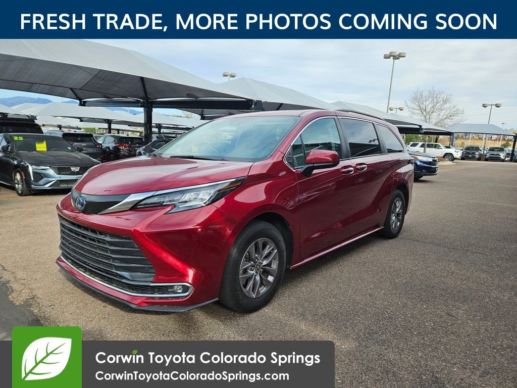 Used 2023 Toyota Sienna XLE w/ XLE Plus Package image 3