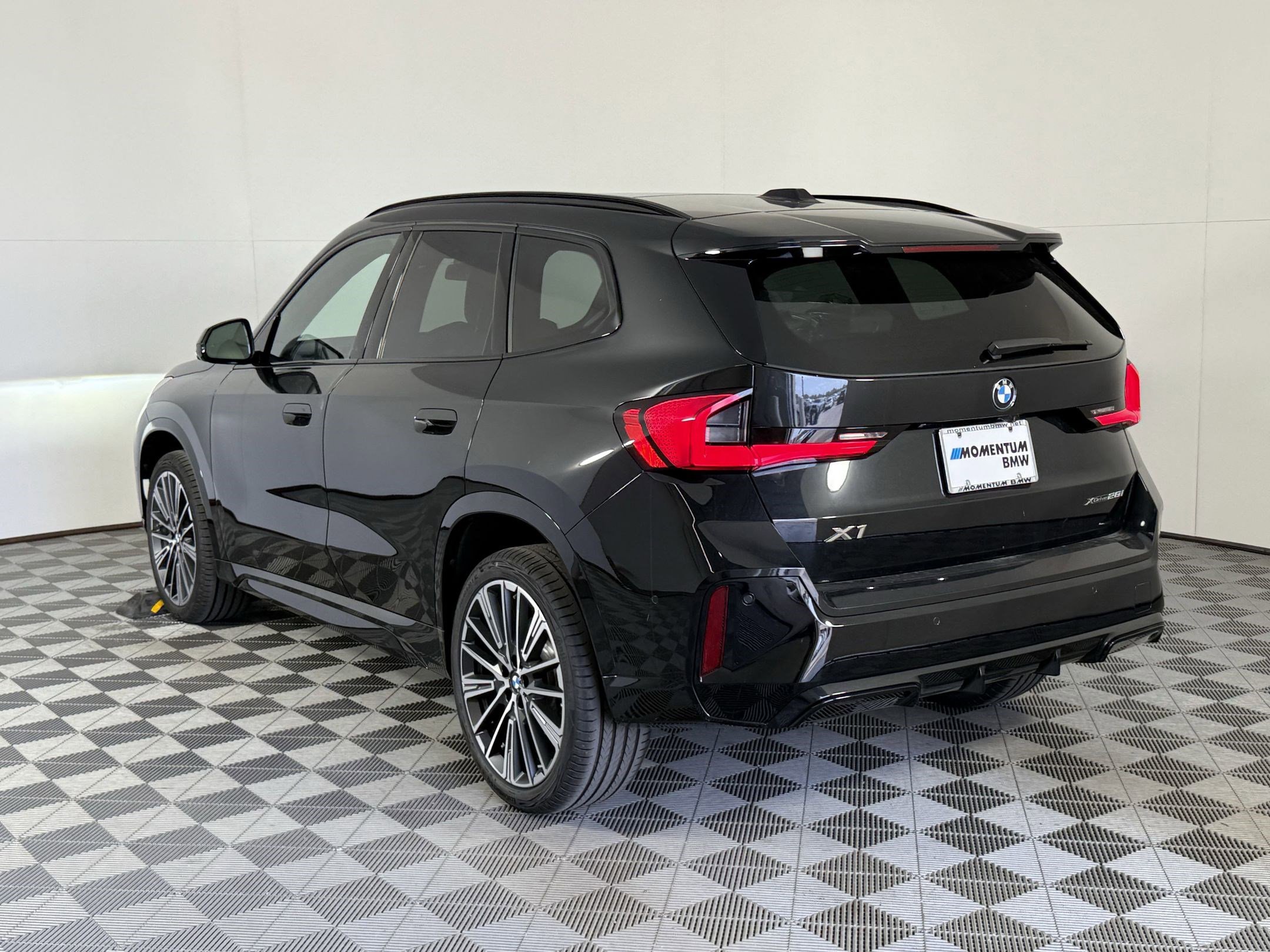 Used 2025 BMW X1 xDrive28i w/ Technology Package image 3