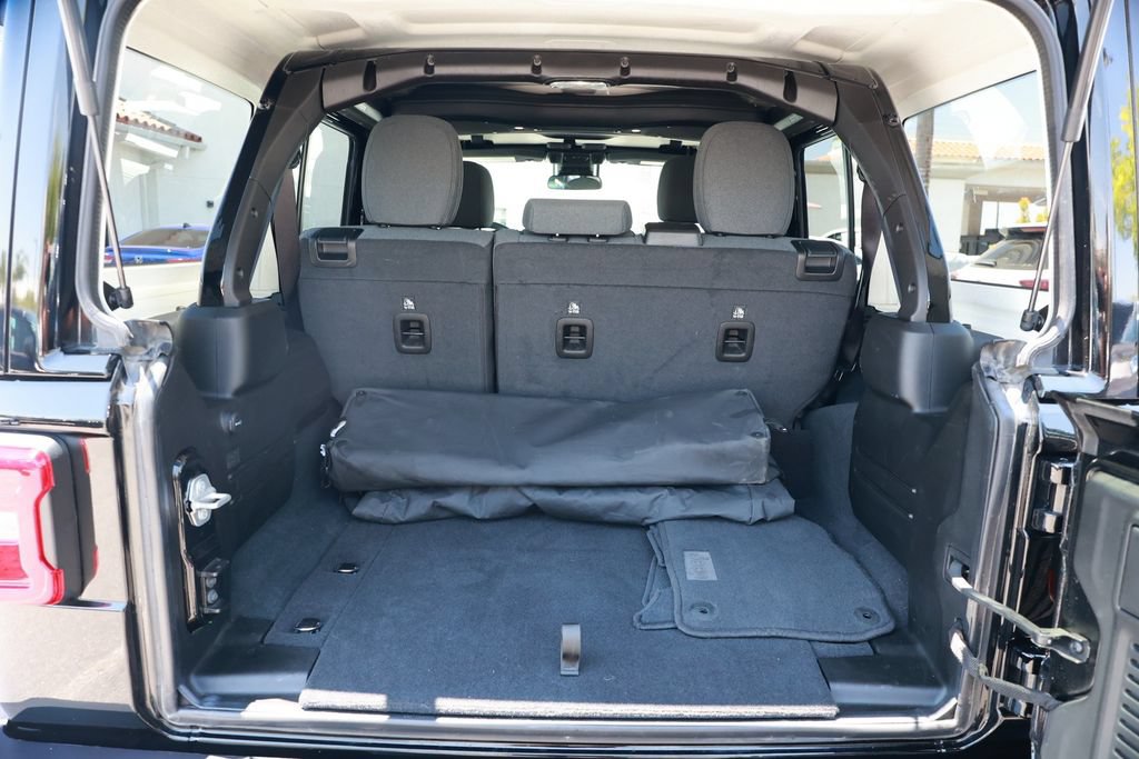 Used 2025 Jeep Wrangler Unlimited Sahara AWD/4WD image 38