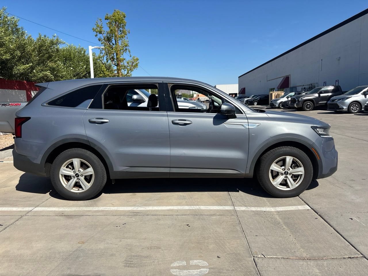 Used 2022 Kia Sorento LX FWD image 3