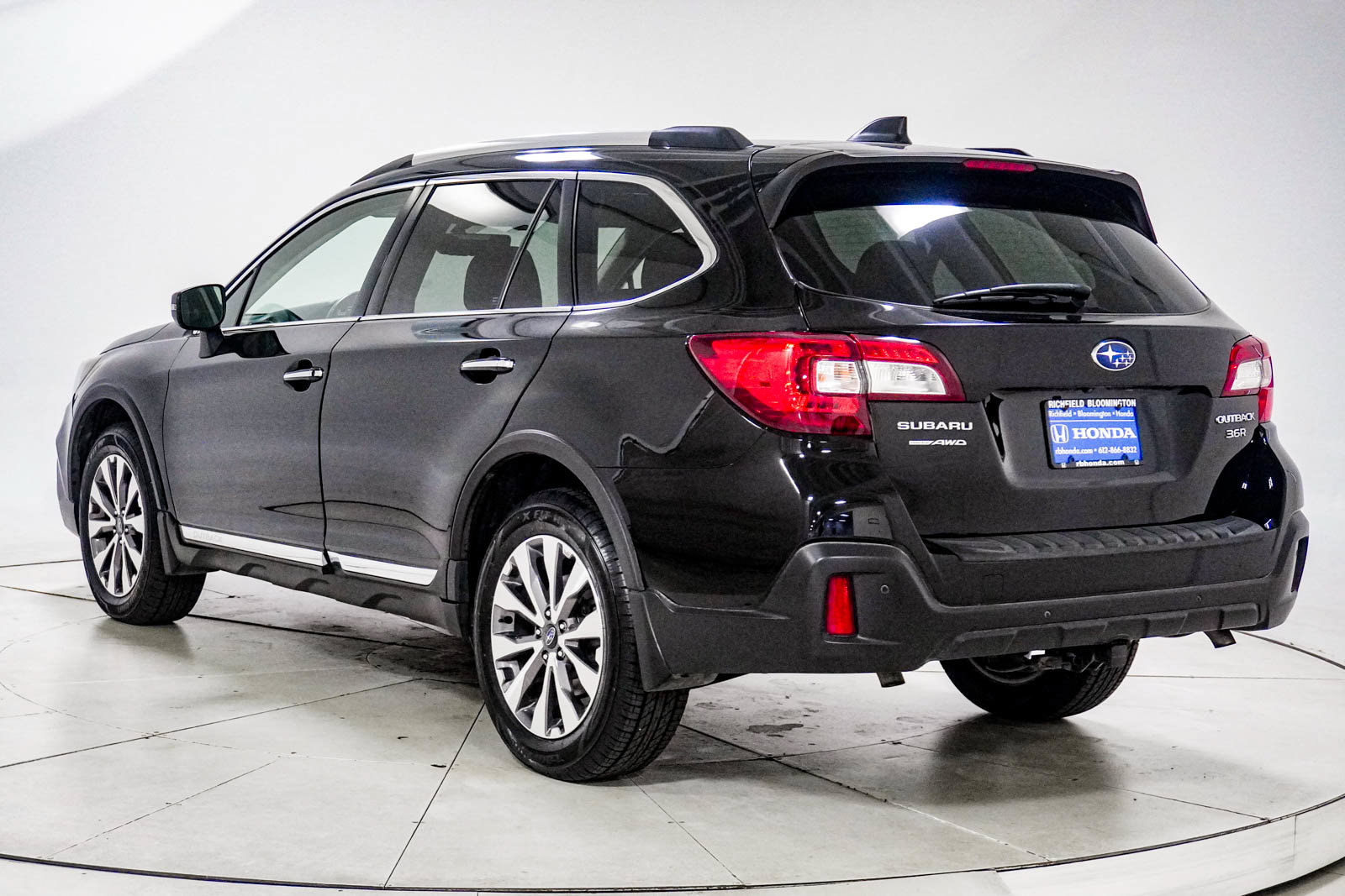 Used 2019 Subaru Outback 3.6R Touring w/ Popular Package #3A AWD/4WD image 6