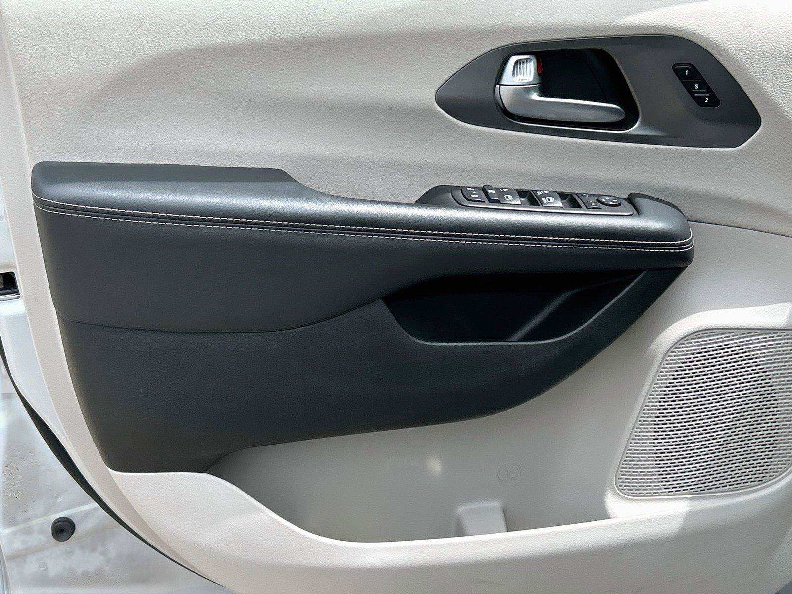 Used 2024 Chrysler Pacifica Touring-L FWD image 24