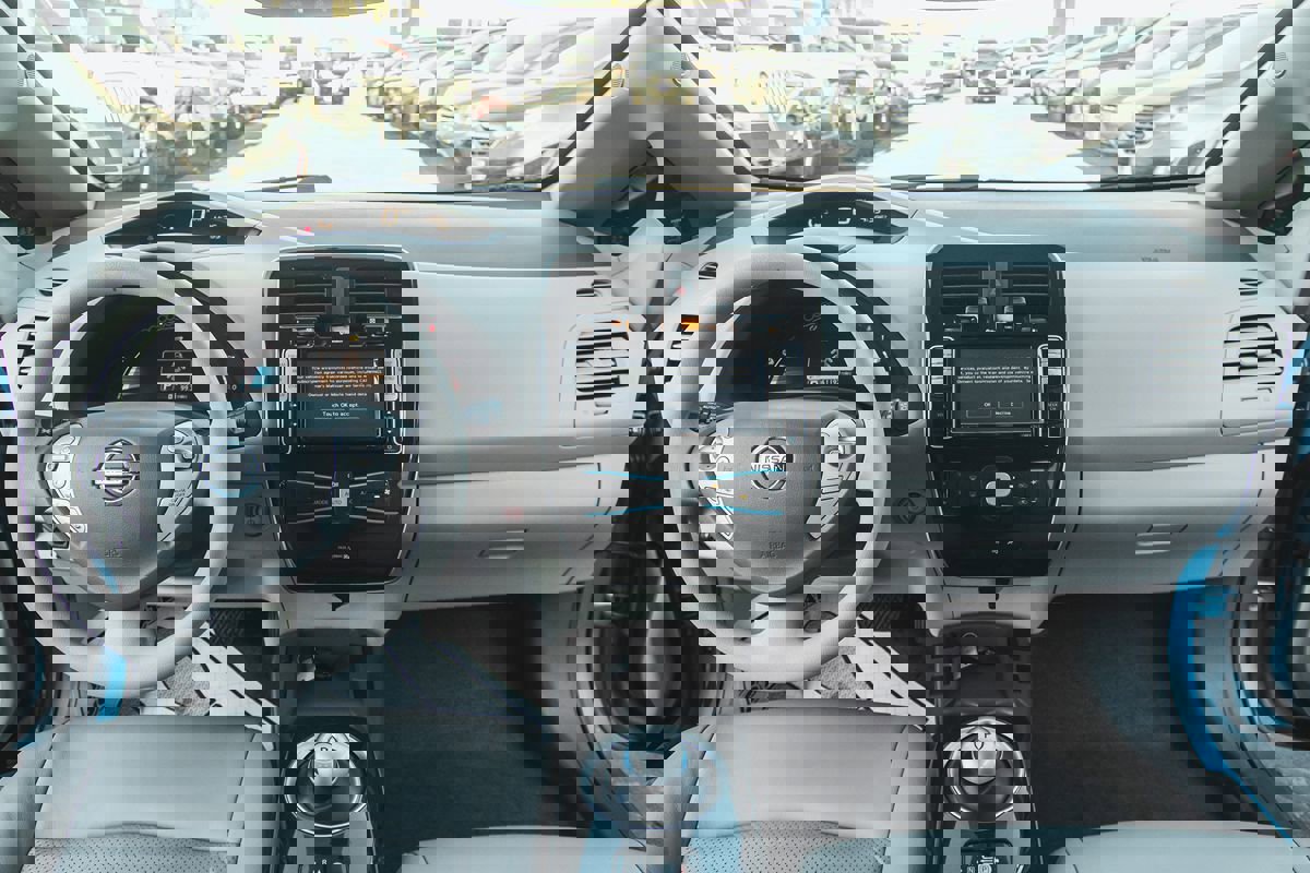 Used 2011 Nissan Leaf SL image 10