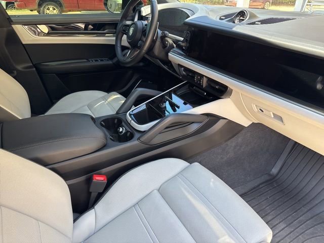 Used 2024 Porsche Cayenne Turbo image 20