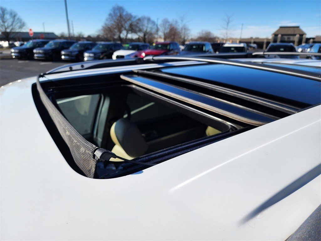 Used 2017 Ford Explorer XLT w/ Equipment Group 202A image 3