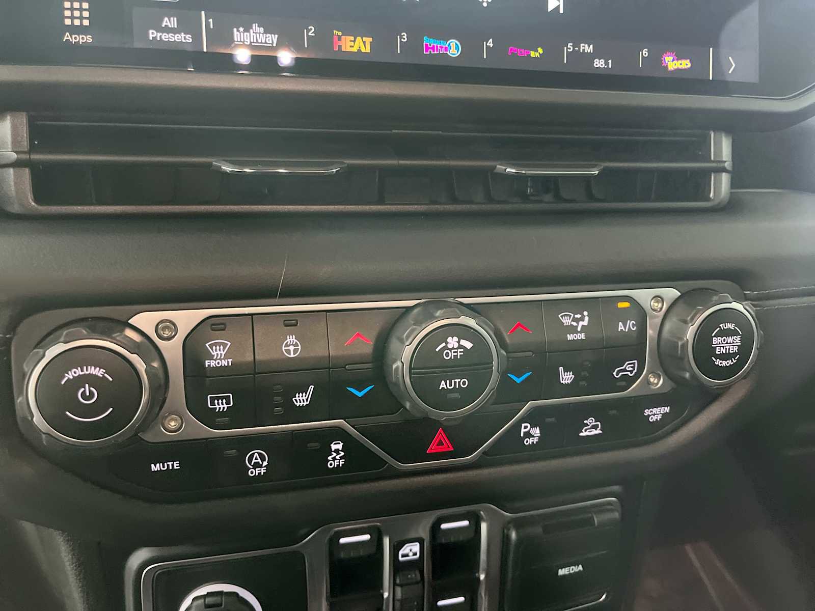 Used 2024 Jeep Wrangler Sahara w/ Technology Group image 21