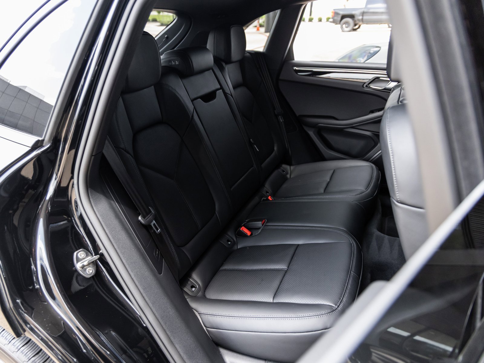 Used 2025 Porsche Macan image 38