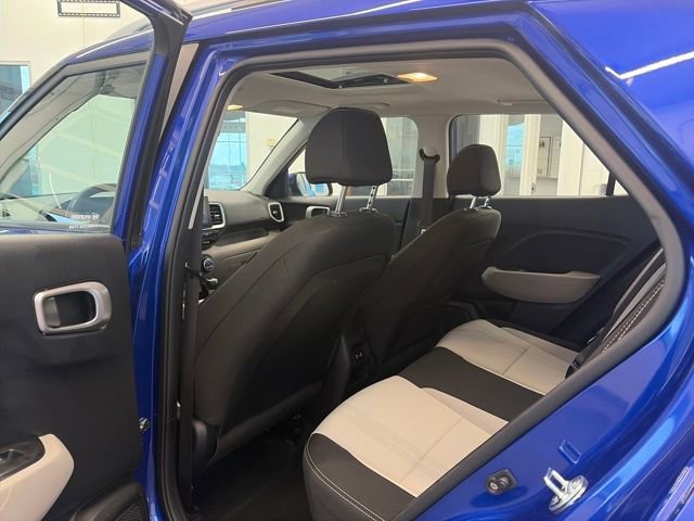 Used 2025 Hyundai Venue SEL image 24