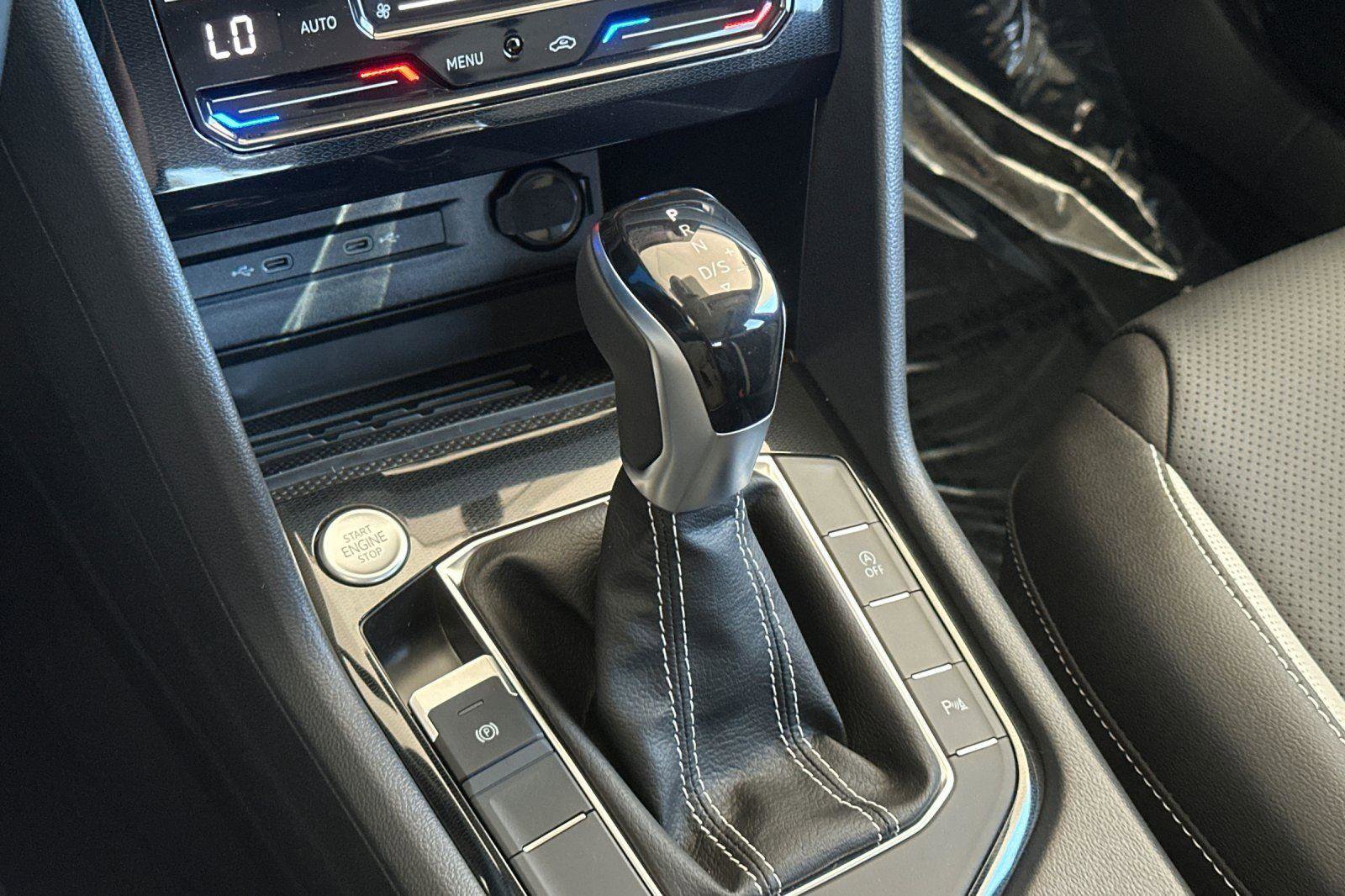 New 2025 Volkswagen Taos SEL image 21