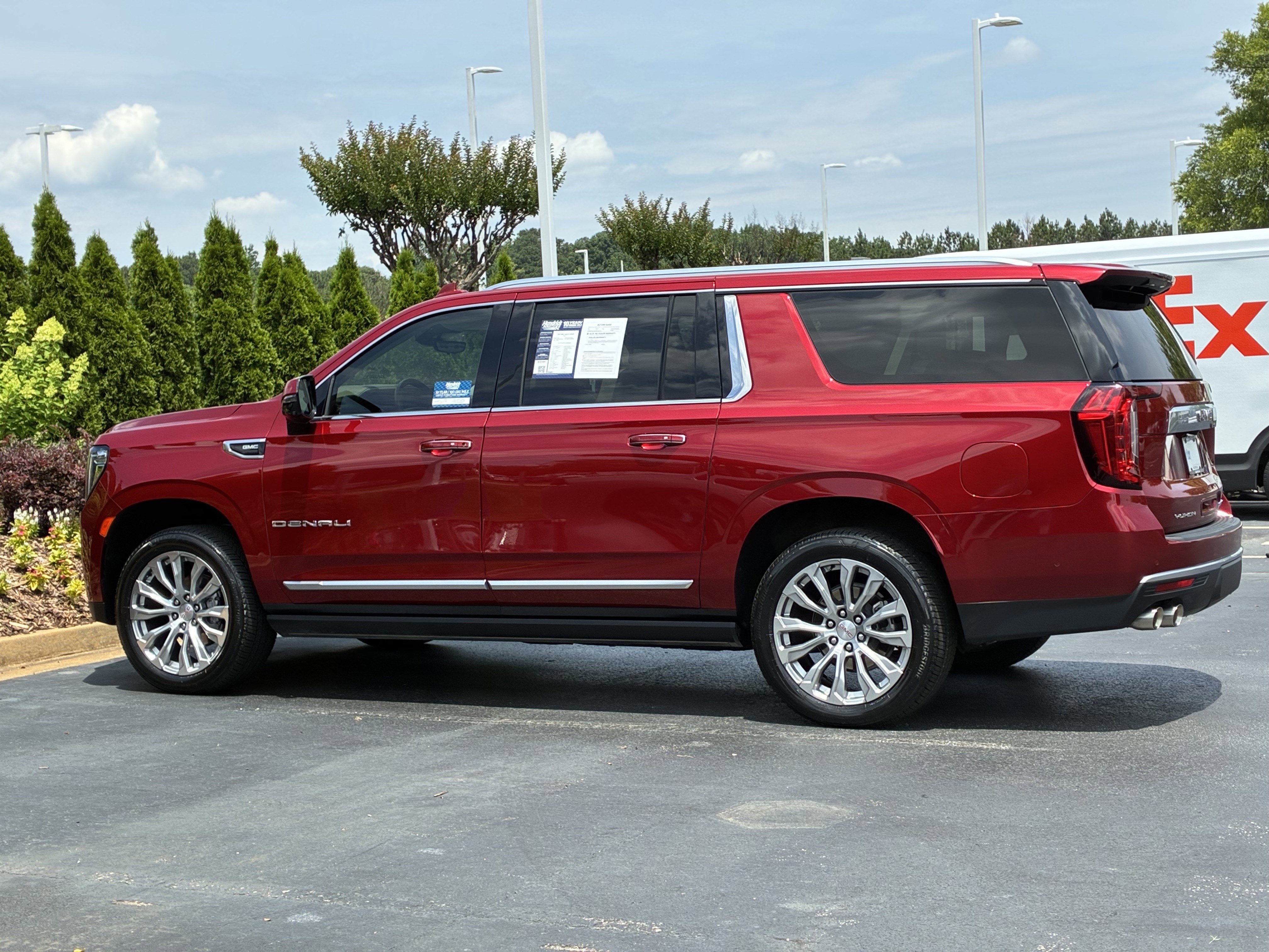 Used 2023 GMC Yukon XL Denali w/ Denali Reserve Package AWD/4WD image 9