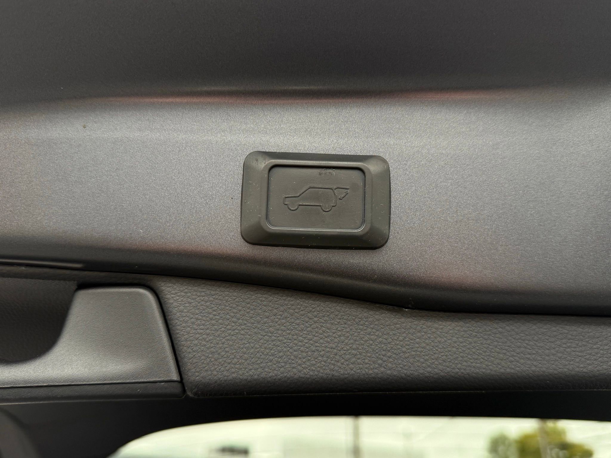 Used 2022 Toyota RAV4 SE image 28