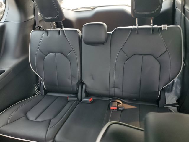 New 2027 Chrysler Pacifica Limited w/ Family Tech Group AWD/4WD image 11