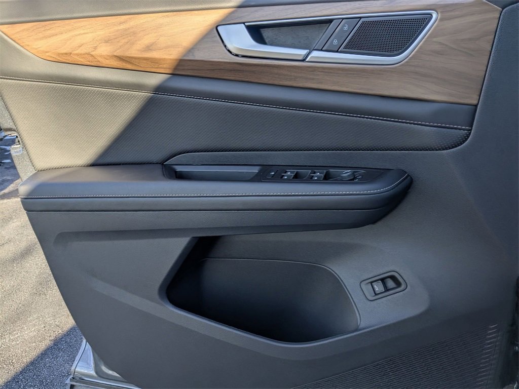 Used 2025 Volkswagen Atlas SE image 13