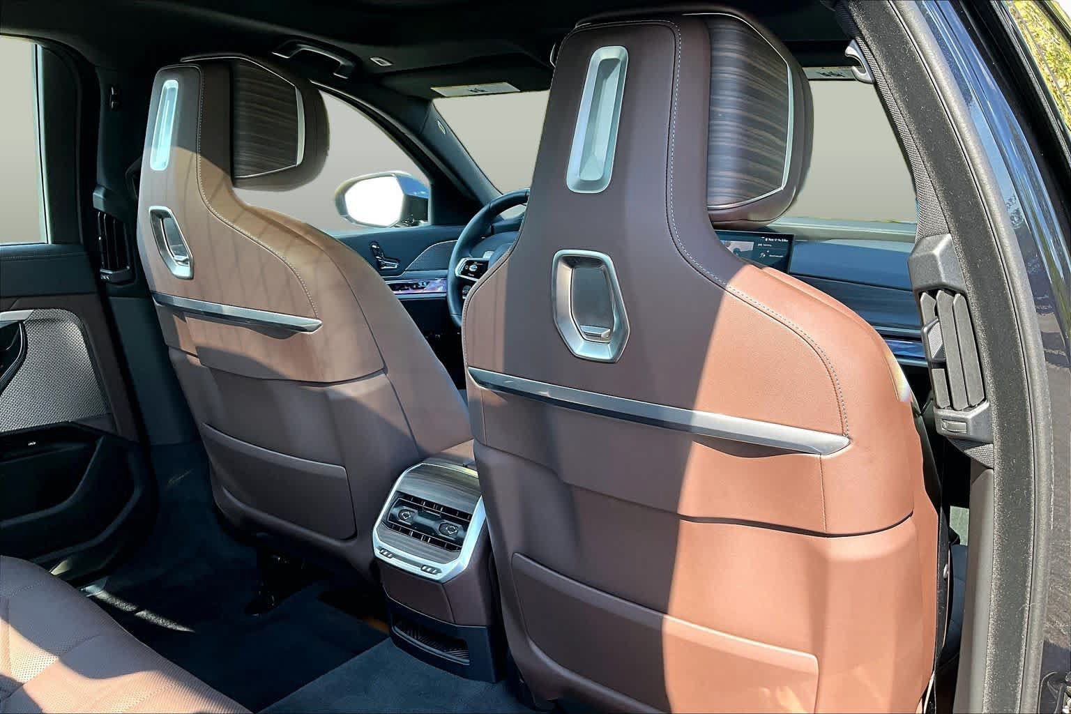 Used 2025 BMW 740i w/ Premium Package RWD image 20
