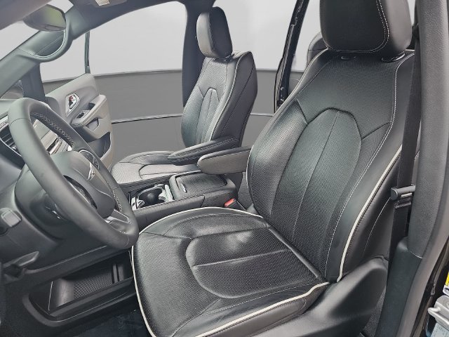 Used 2026 Chrysler Pacifica Limited FWD image 12