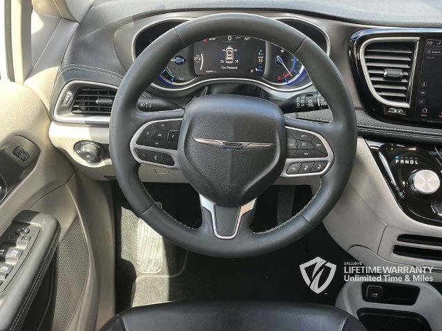 Used 2024 Chrysler Pacifica Limited FWD image 20