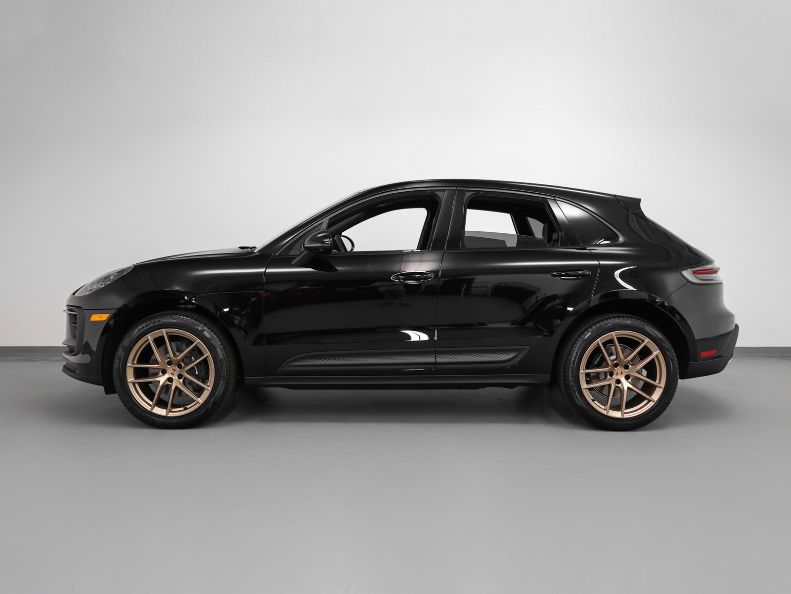 Certified 2025 Porsche Macan image 2