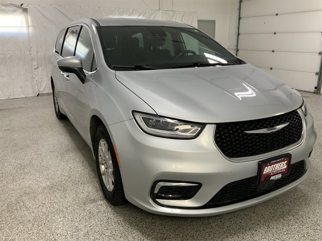 Used 2023 Chrysler Pacifica Touring image 3