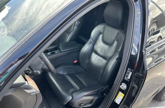 Used 2023 Volvo XC60 B5 Ultimate w/ Climate Package AWD/4WD image 2