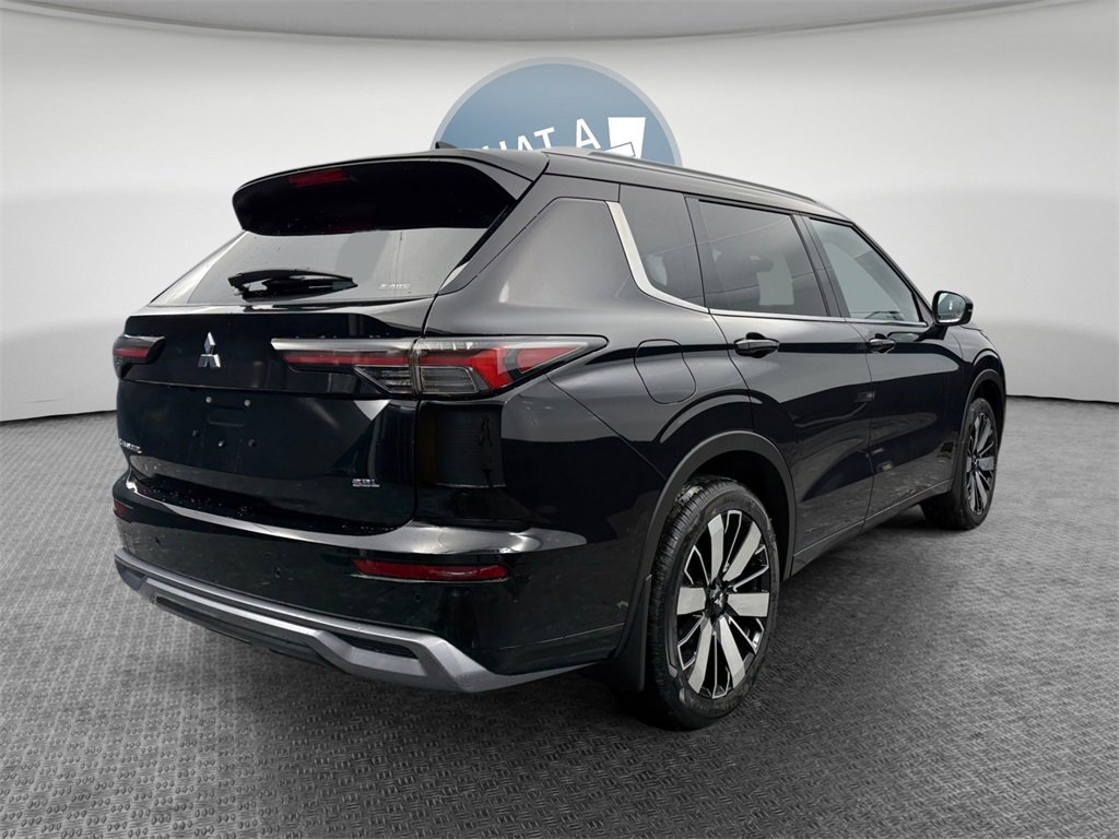 New 2026 Mitsubishi Outlander SEL image 3
