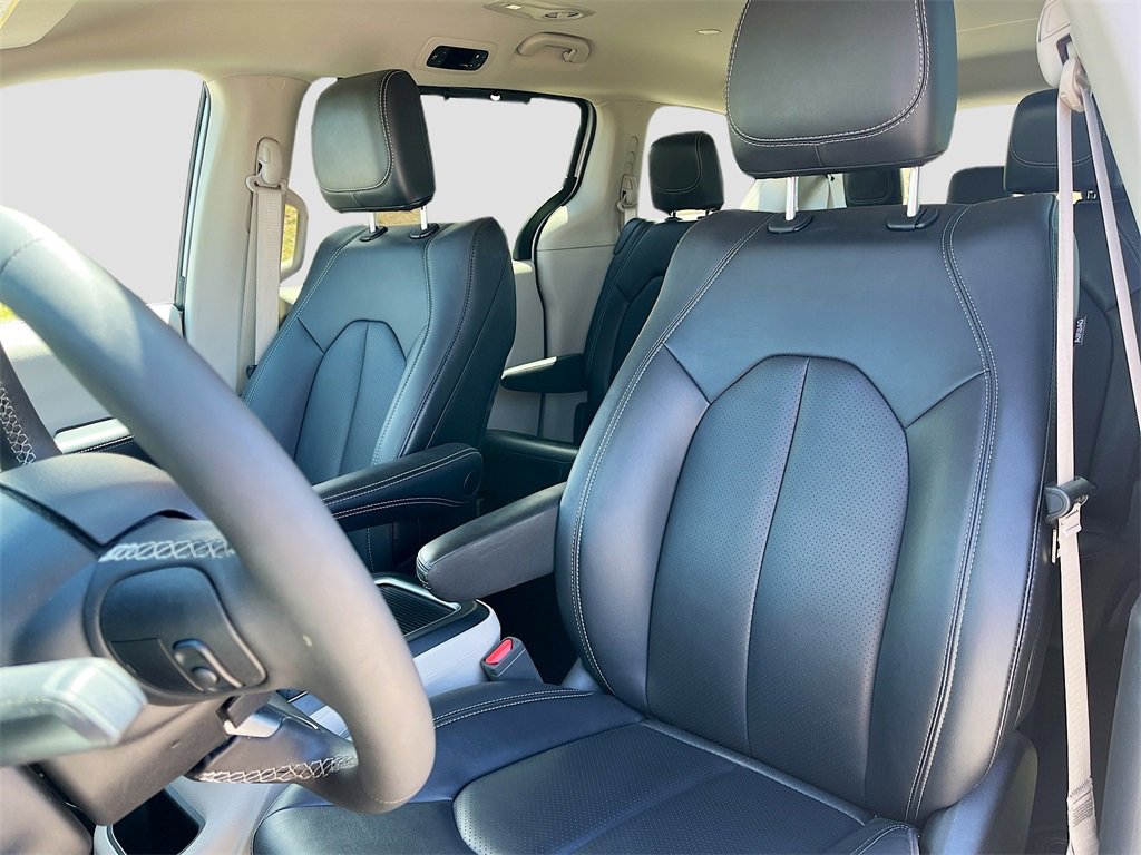 Used 2024 Chrysler Pacifica Touring-L image 20