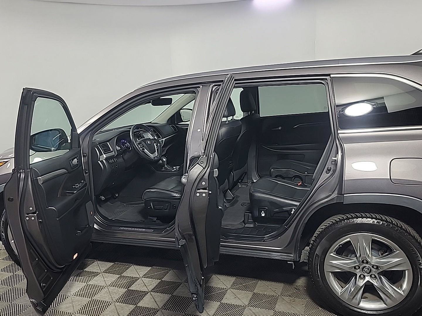 Used 2018 Toyota Highlander Limited AWD/4WD image 16