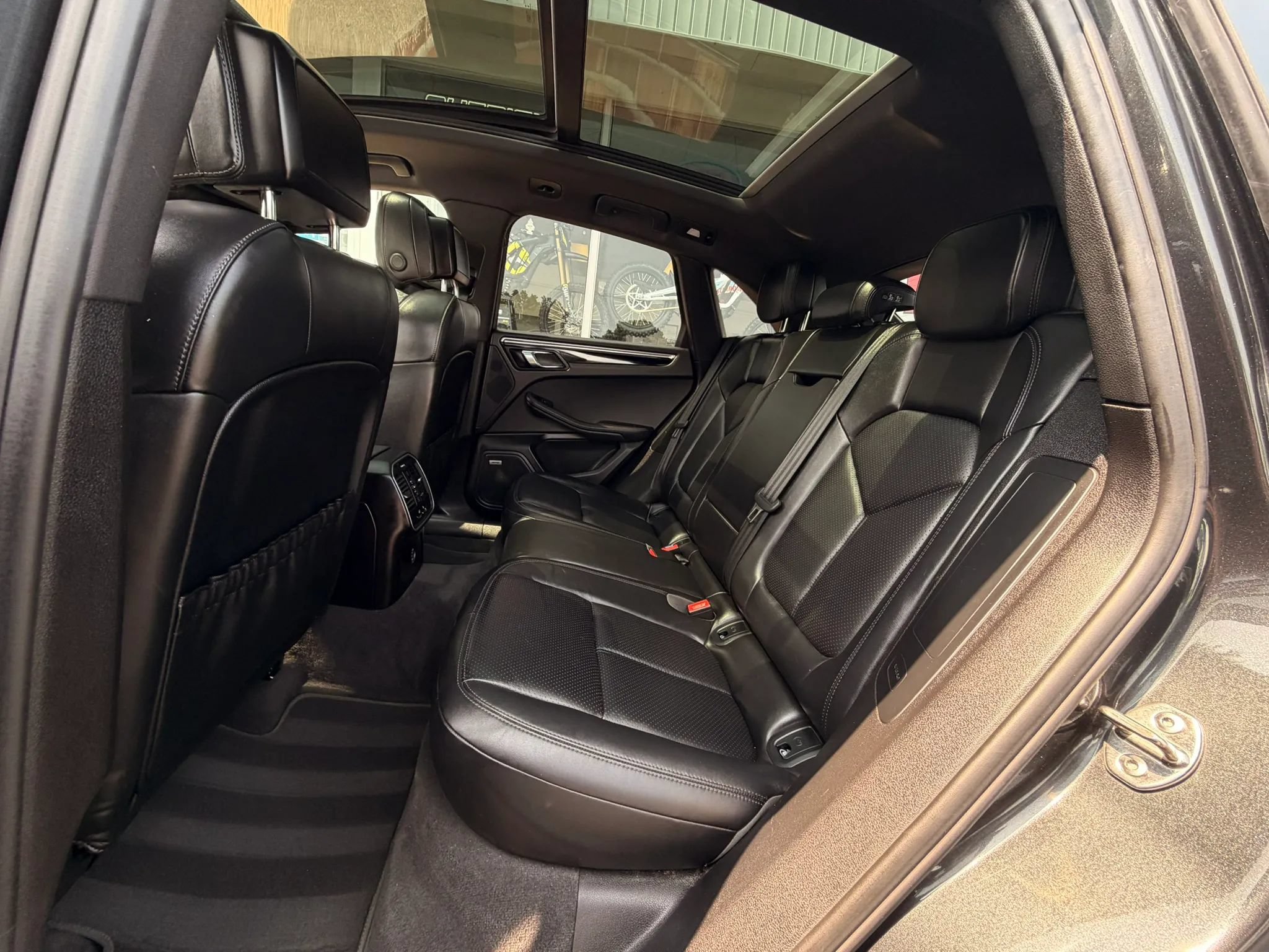 Used 2018 Porsche Macan Sport Edition AWD/4WD image 12