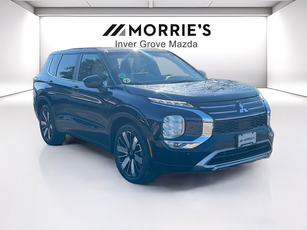 Used 2025 Mitsubishi Outlander SE image 3