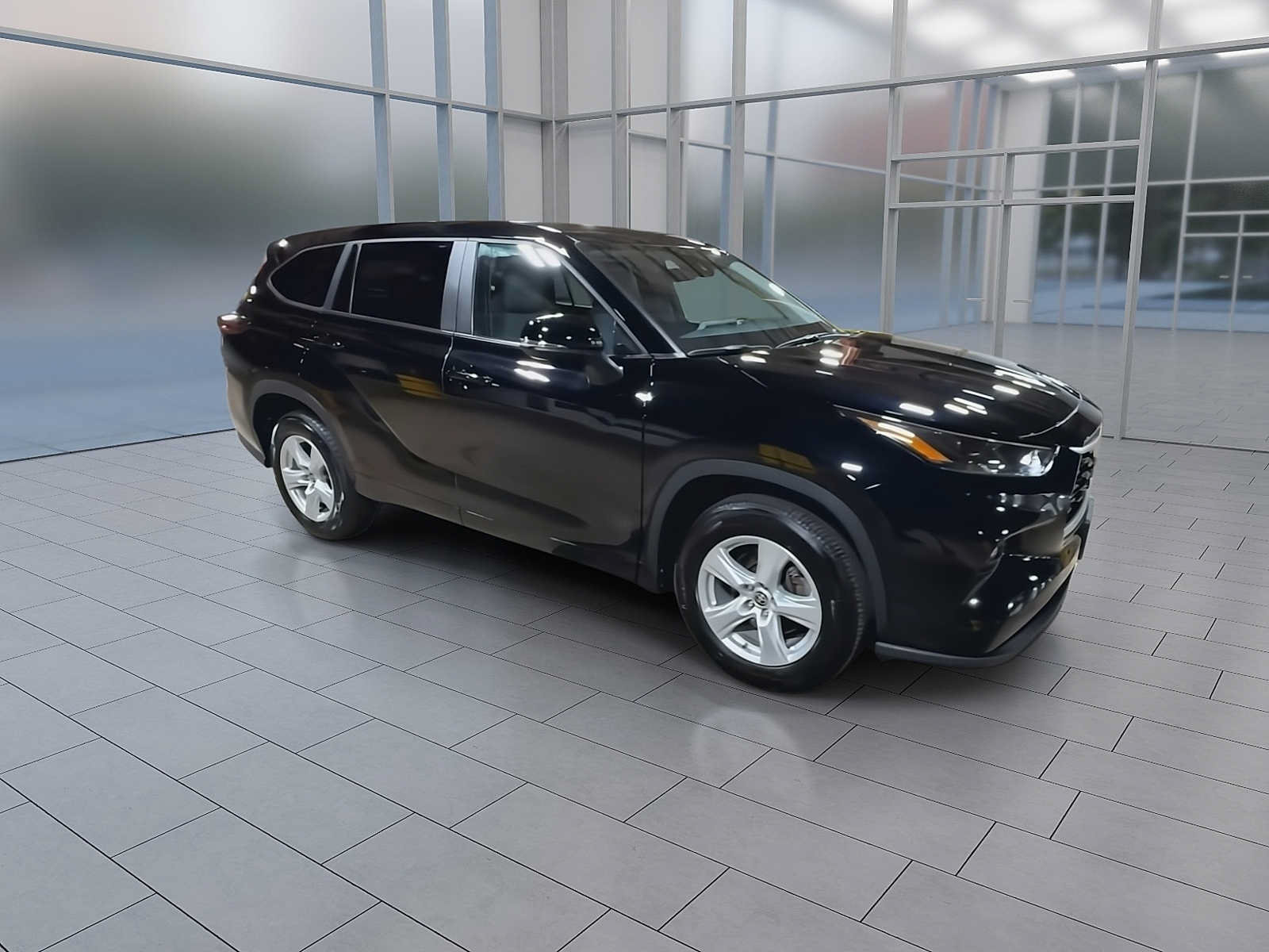 Used 2024 Toyota Highlander LE FWD image 2