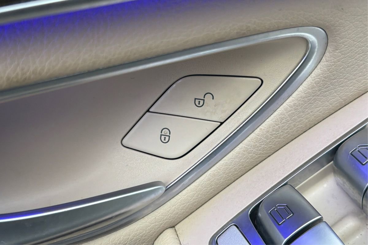 Used 2021 Mercedes-Benz GLC 300 4MATIC w/ Premium Package image 40