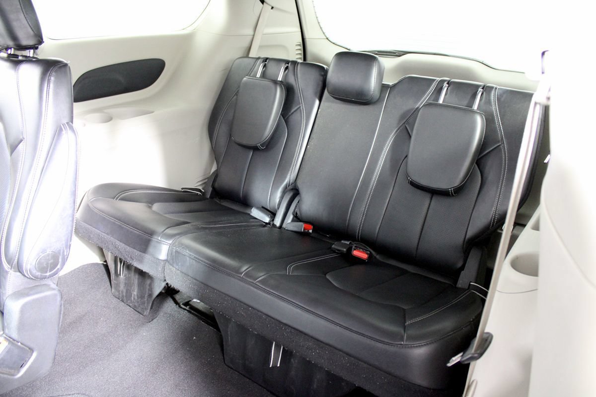 Used 2024 Chrysler Pacifica Touring-L FWD image 31