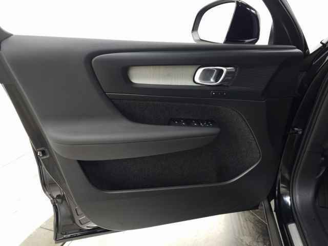 Certified 2025 Volvo XC40 B5 Core image 16