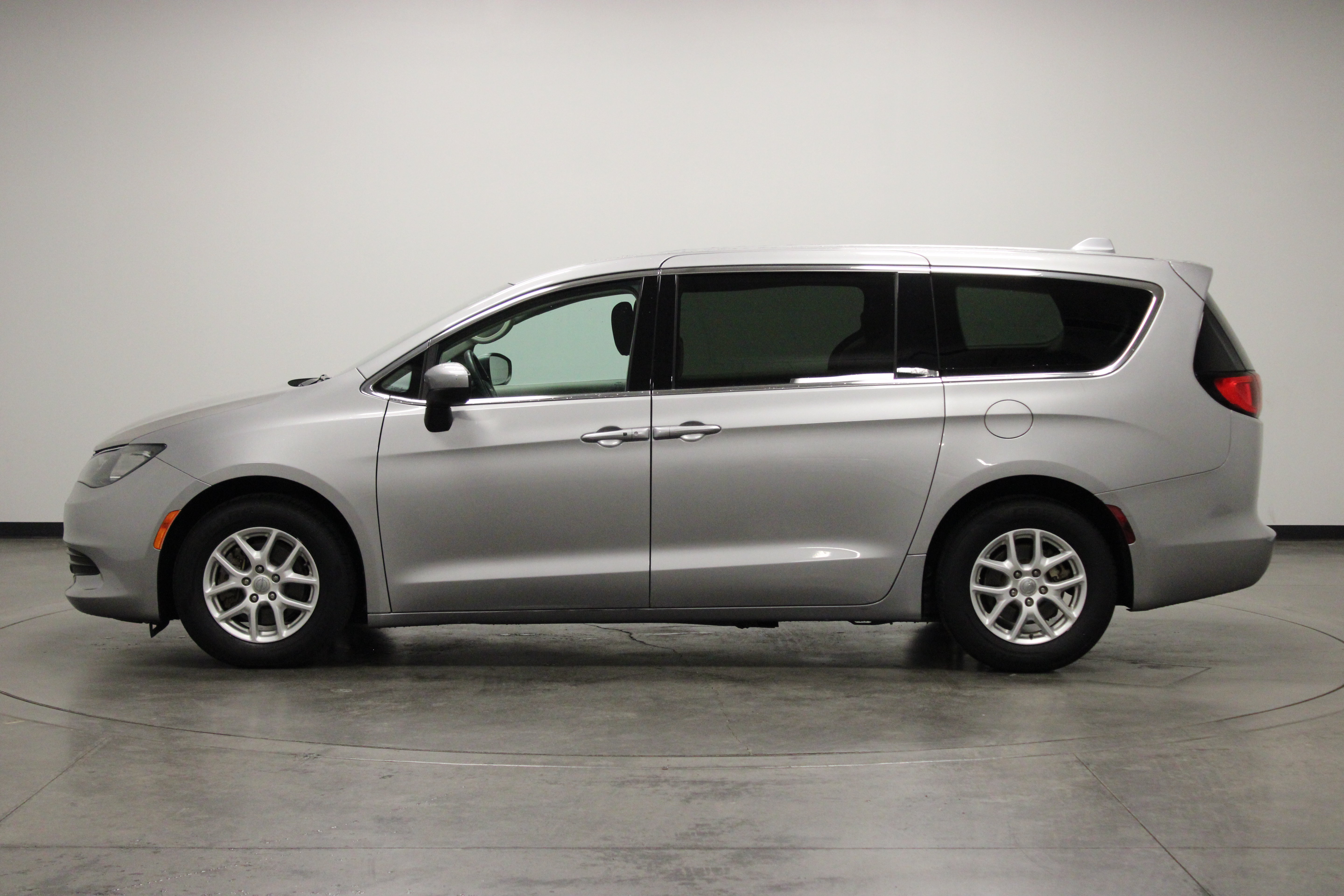 Used 2017 Chrysler Pacifica LX FWD image 5