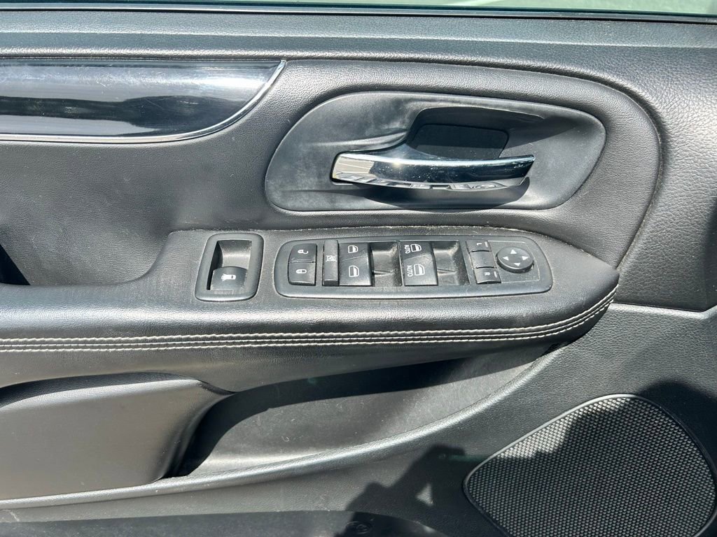 Used 2013 Chrysler Town & Country S FWD image 22