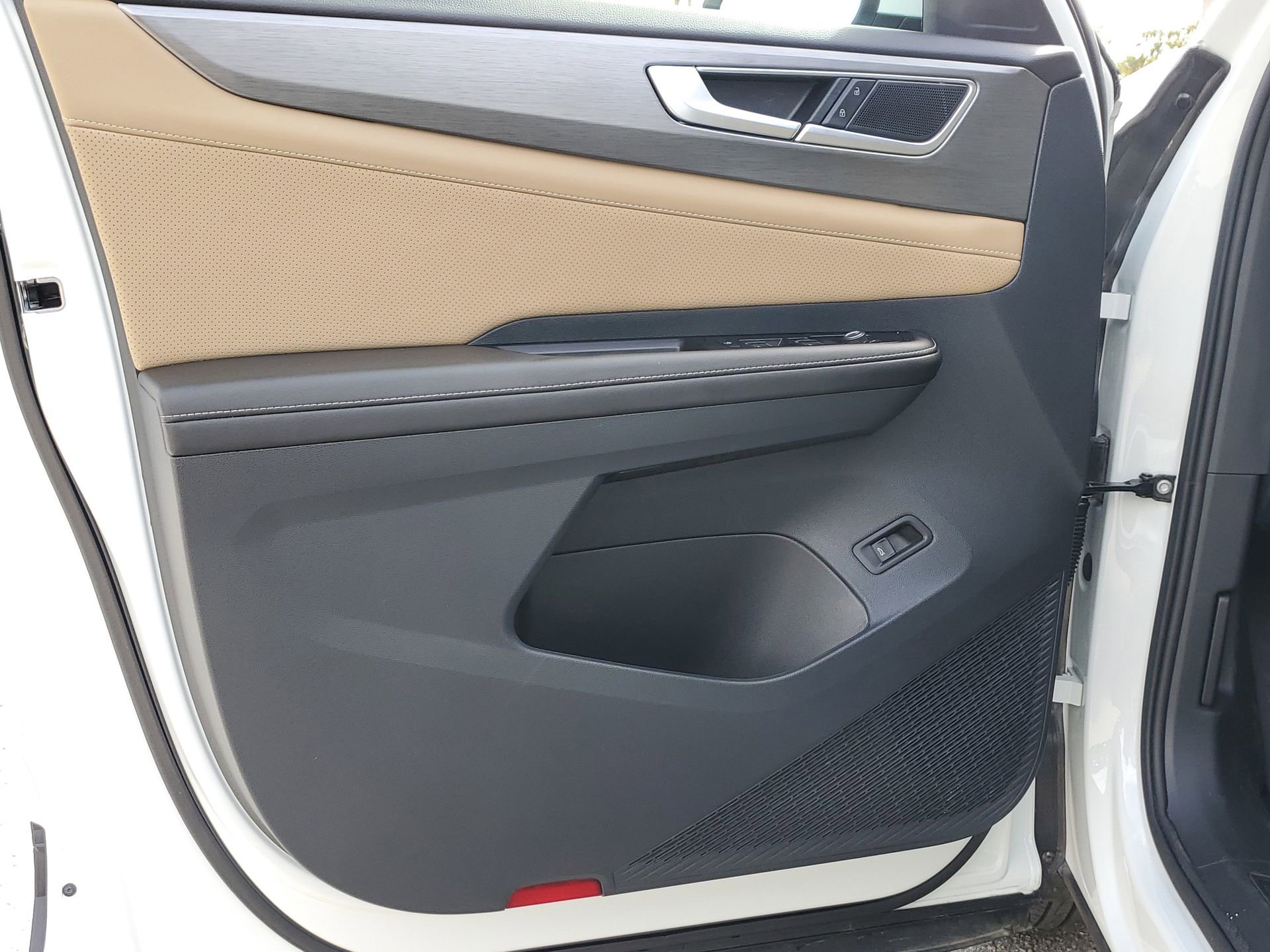 Used 2025 Volkswagen Atlas Cross Sport SE w/ Black Wheel Package image 19