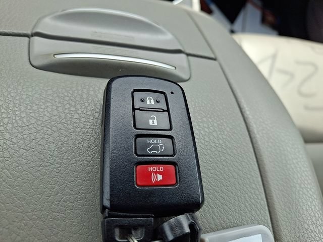 Used 2014 Toyota Highlander XLE FWD image 15