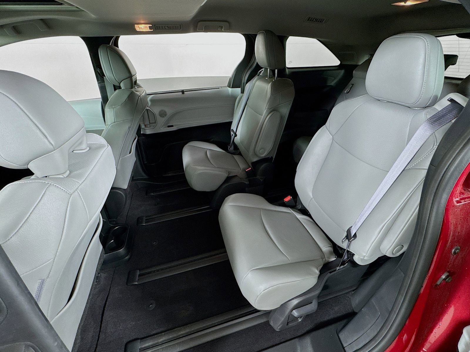 Used 2025 Toyota Sienna XLE w/ XLE Plus Package AWD/4WD image 18