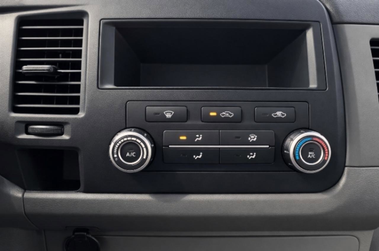 Used 2020 Nissan NV 2500 S image 17