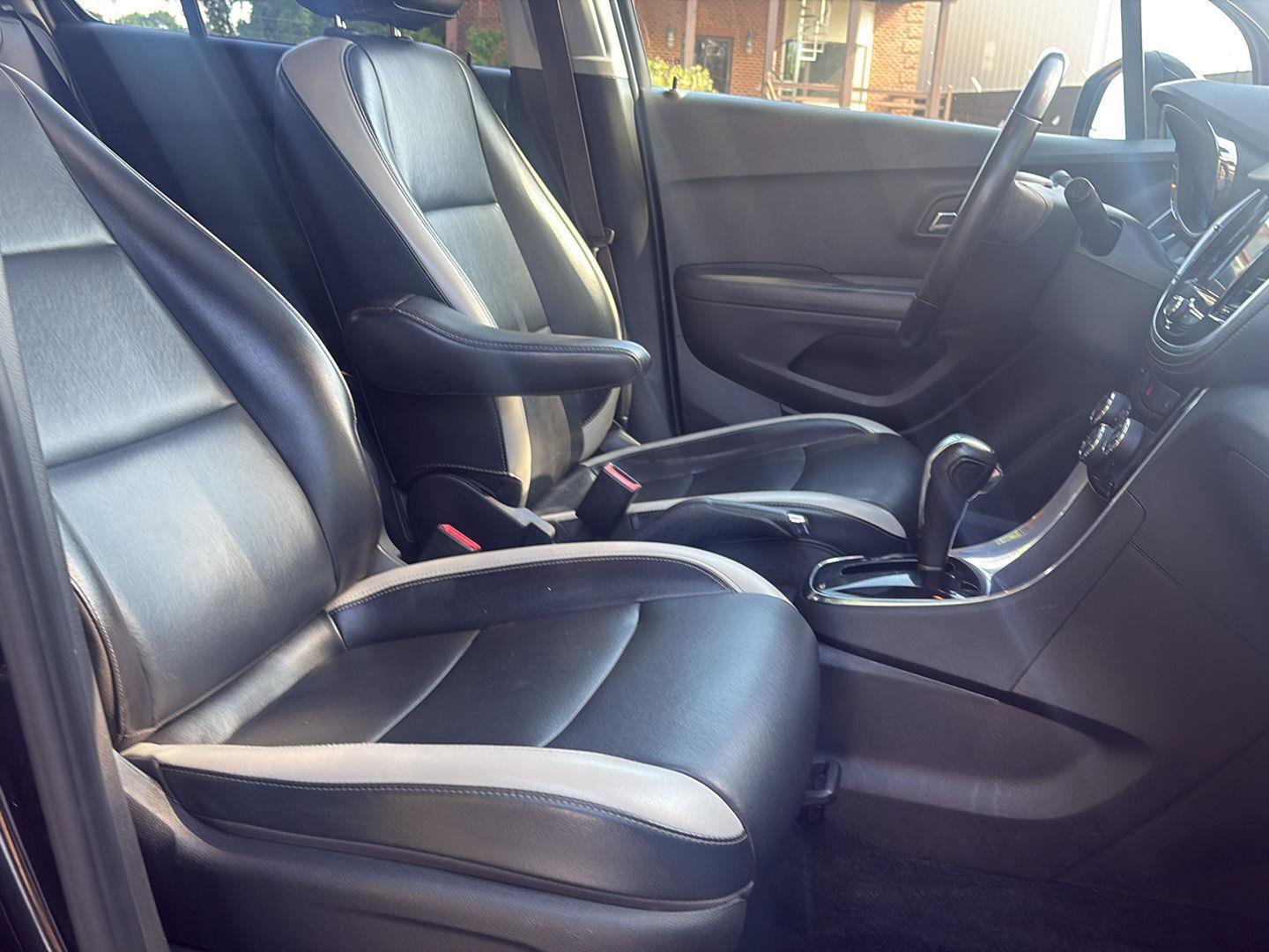 Used 2018 Chevrolet Trax Premier w/ Midnight Edition FWD image 17