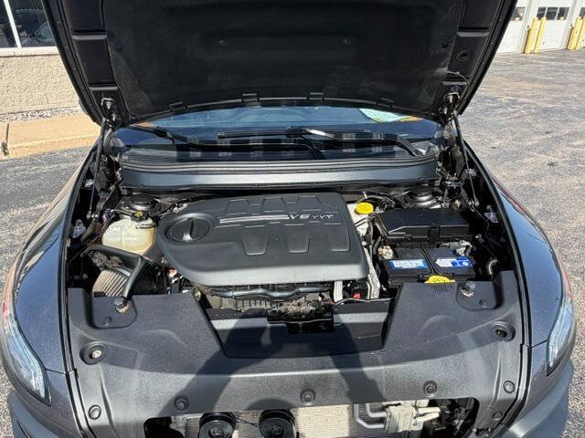 Used 2018 Jeep Cherokee Trailhawk AWD/4WD image 16